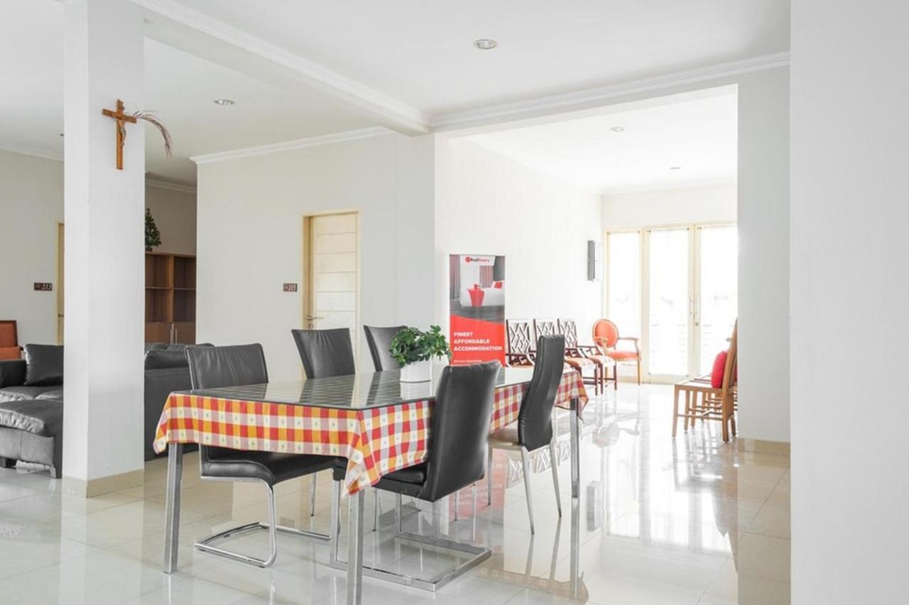 RedDoorz near Siloam Karawaci 3 Hotel Tangerang Bagian luar foto