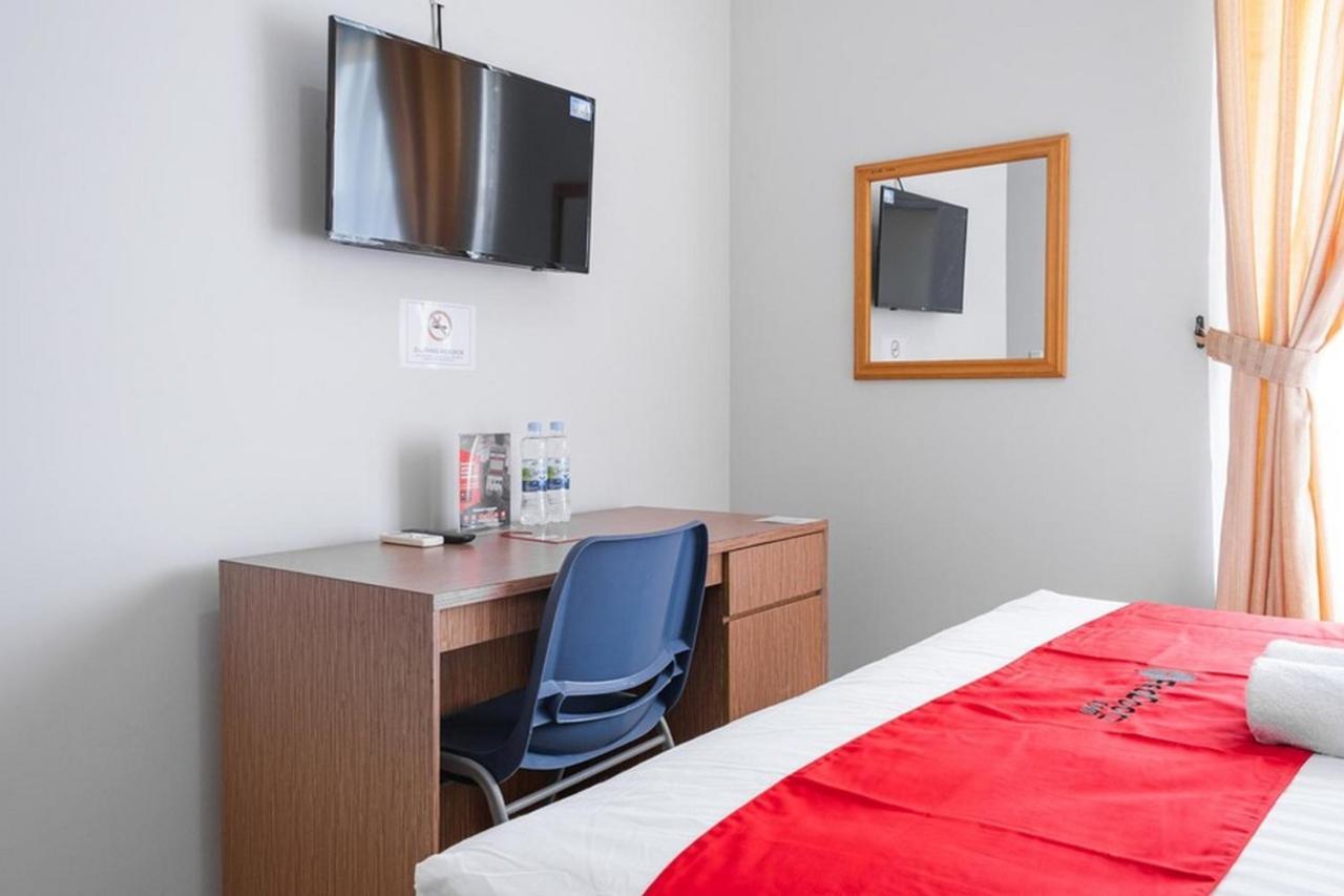 RedDoorz near Siloam Karawaci 3 Hotel Tangerang Bagian luar foto